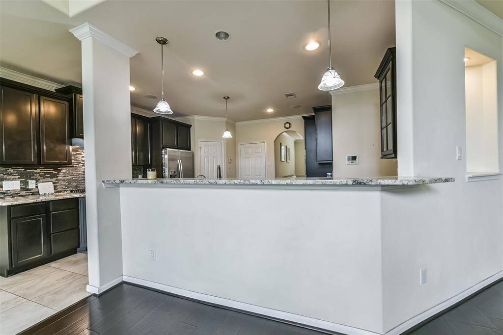 Adorned with a tasteful breakfast bar,the kitchen seamlessly blendspracticality with style, making it theperfect place for quick meals orsocializing while cooking.