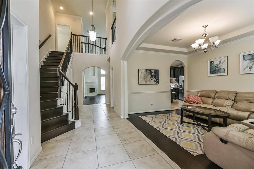 Step into luxury and warmth as youenter this home, where an expansiveand inviting entryway sets the tonefor a grand living experience.