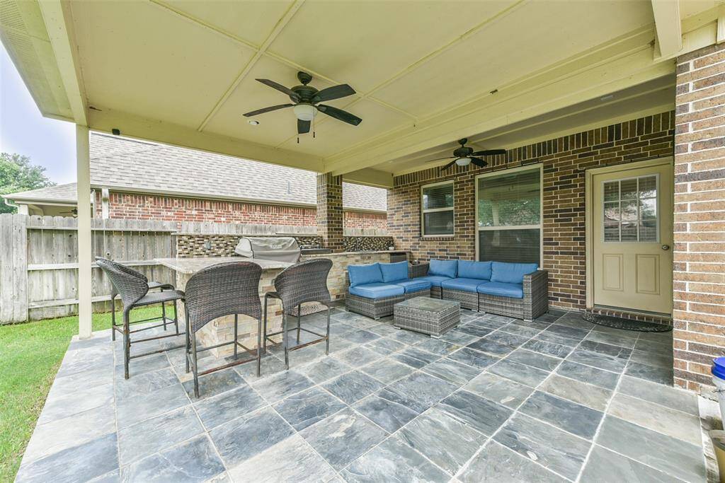 Thisexpansive space seamlessly extendsthe living area, providing acomfortable setting for bothrelaxation and entertainment.