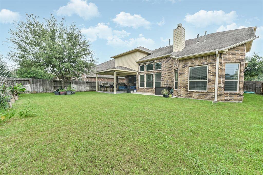 Come and see this spaciousbackyard!