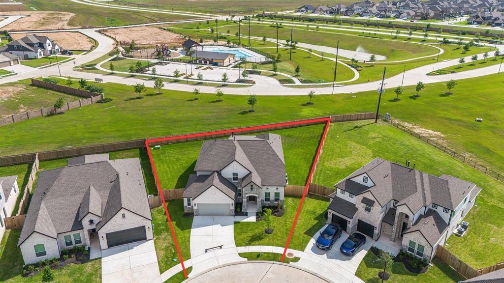 This home sits on a large CUL-DE-SAC lot with NO BACK NEIGHBORS, ample yard space in front and the back, lush landscaping, and a well-maintained yard.