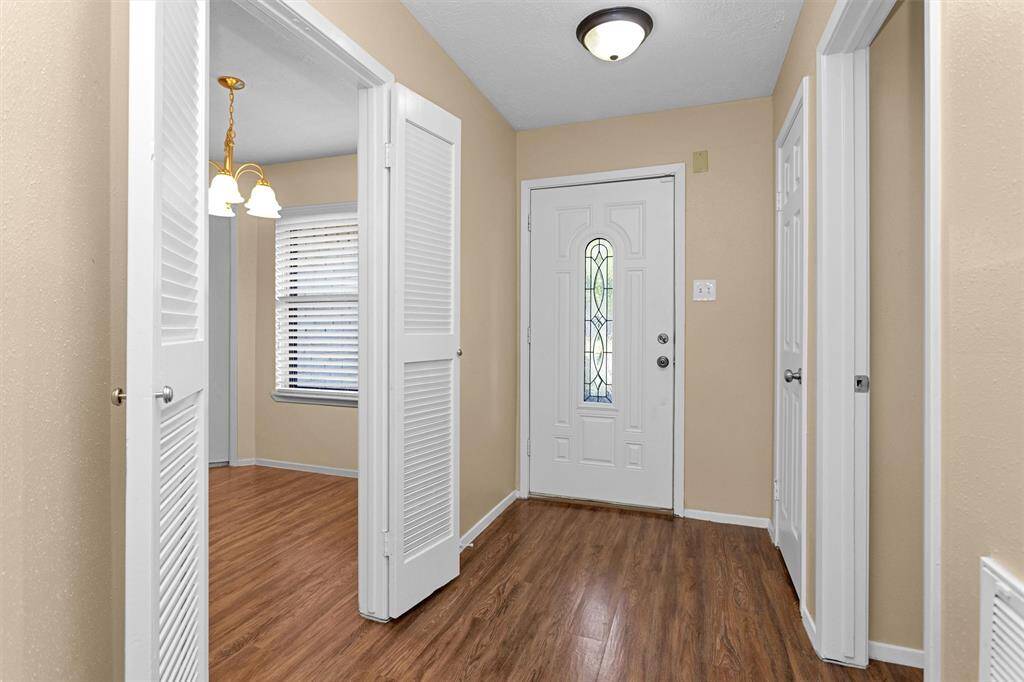 Kitchen to the left