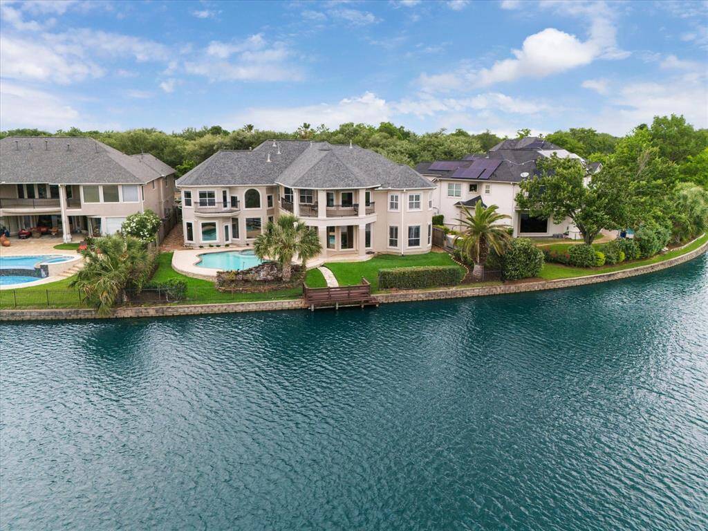 The Aida Younis Team presents 5011 Regency Drive in the Waters of Avalon!