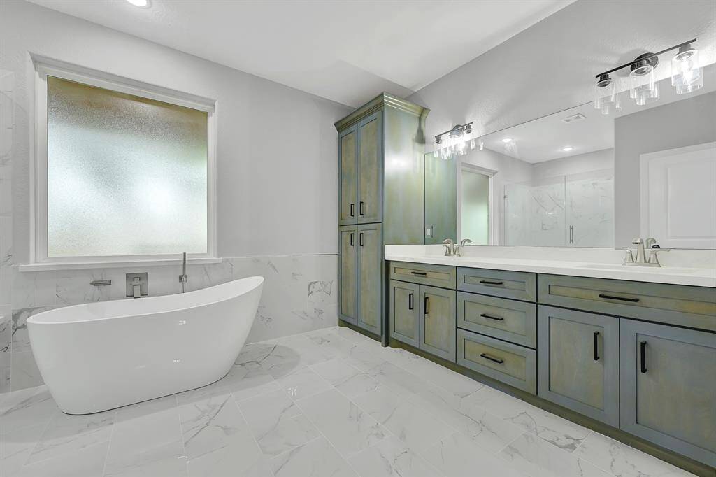 master bedrooms downstairs, with double sink, quartz counter top ( all bathrooms).