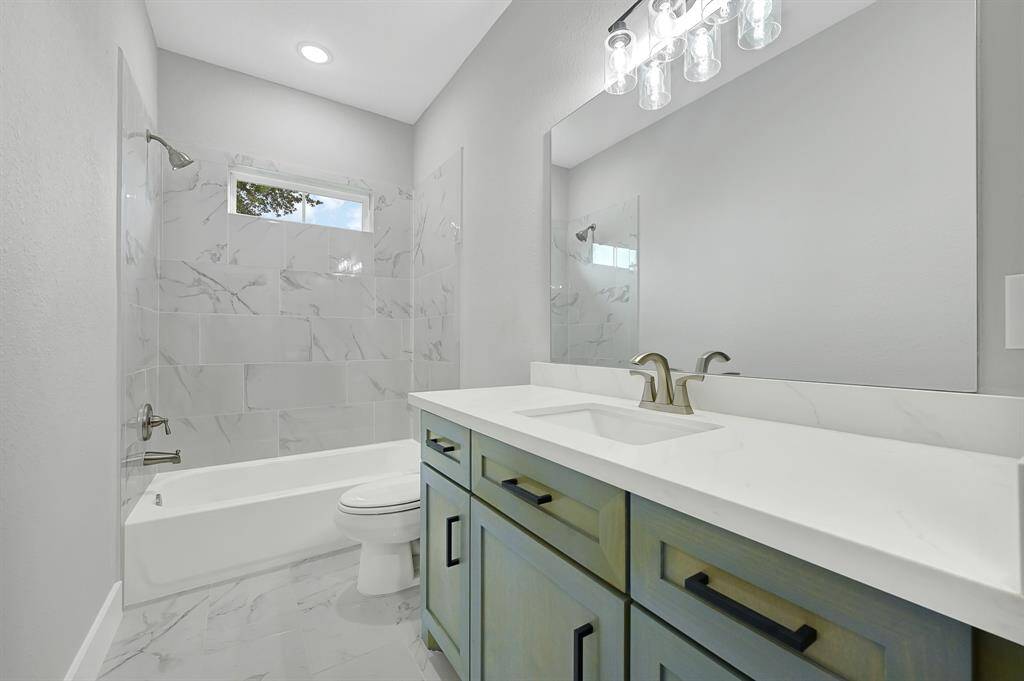bathroom for second master bedroom upstairs