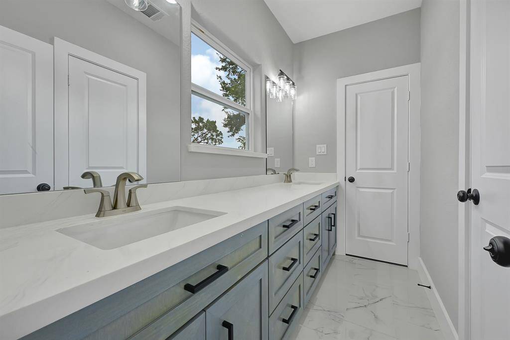 Bathroom between two bedrooms