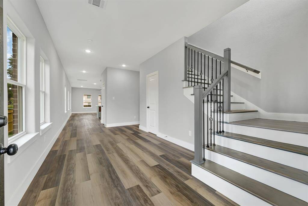 Spacious entry area, stair with custom handrails ( metal ballast) and oak wood steps
