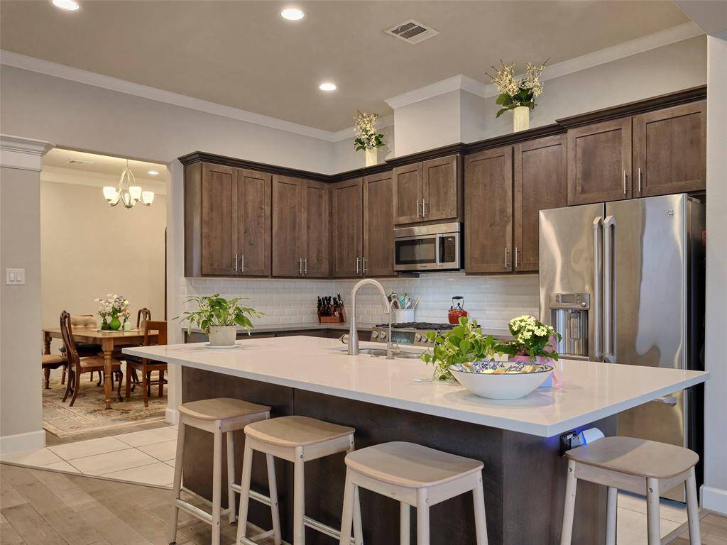 Oversized Island with quartz countertop