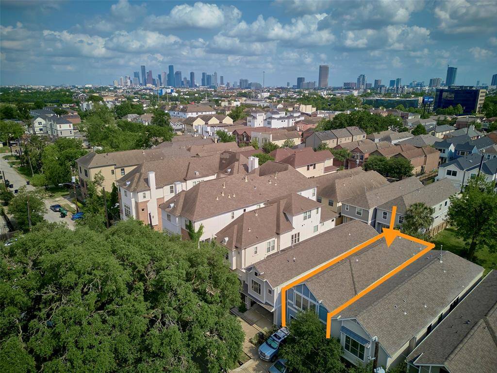 Just minutes from downtown, the Heights, and Memorial Park.