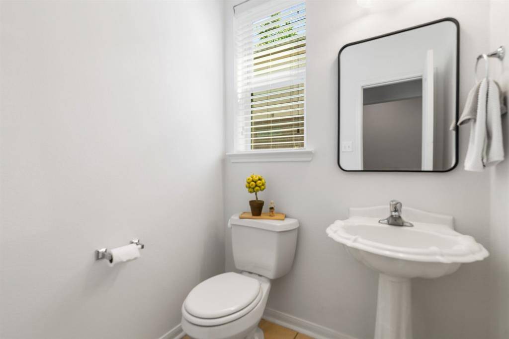 Guest bathroom in the first floor