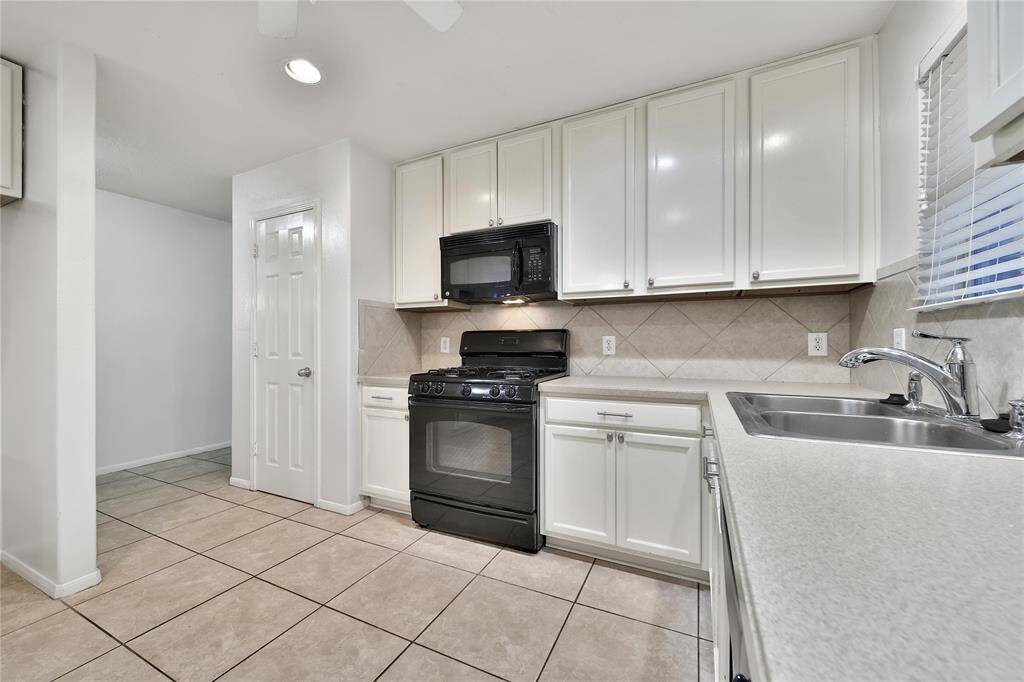 Gas range and Microwave included