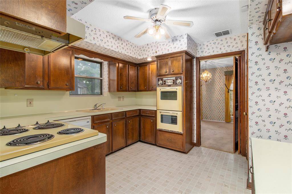 Kitchen w/Double Oven, Cook top and Dishwasher! Connects to Formal Dining Room! Serving opening to Family Room to the RIGHT!