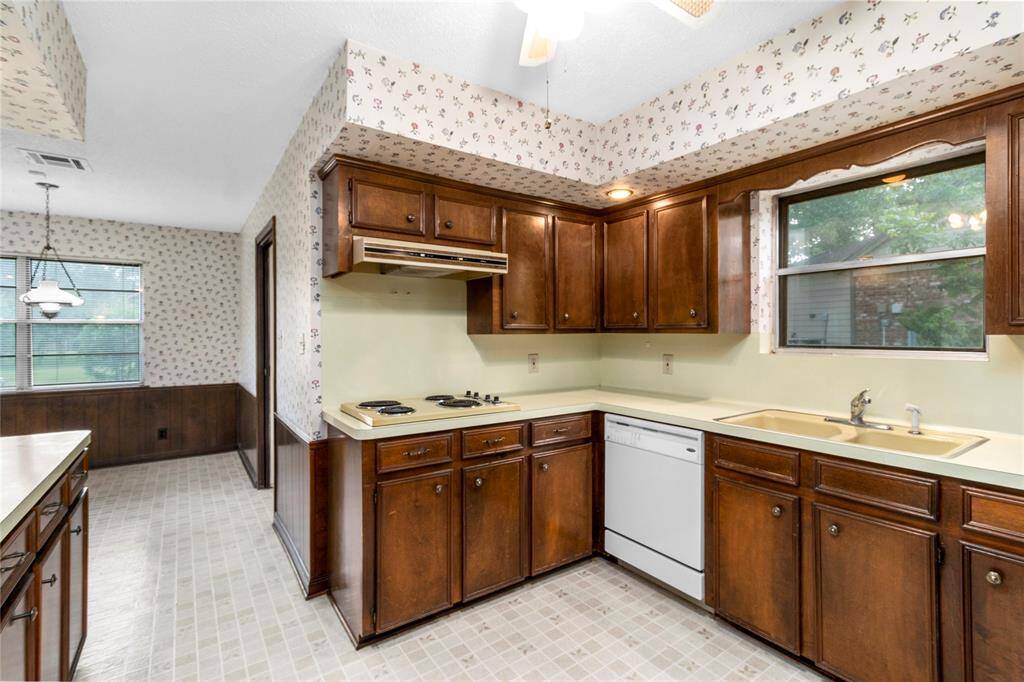 Kitchen w/Double Oven, Cook top and Dishwasher! Connects to Breakfast Room! Serving opening to Family Room to the LEFT!