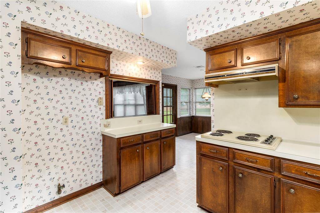 Kitchen w/Double Oven, Cook top and Dishwasher! Connects to Breakfast Room! Serving opening to Family Room!