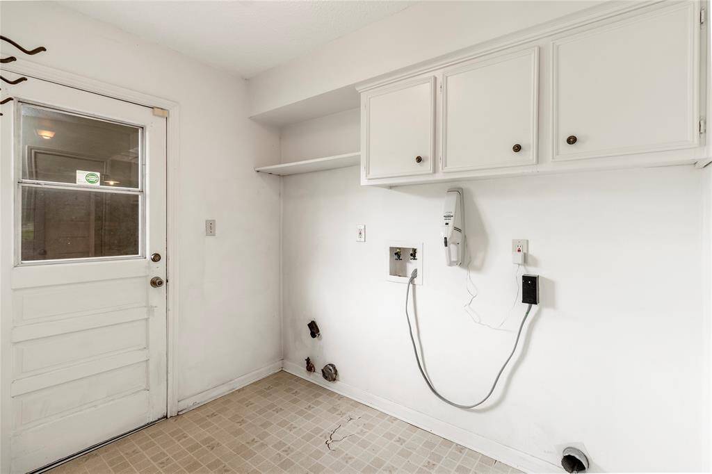 Laundry Room w/Door to Covered Walkway to the Detached Garage! Connects to the Breakfast Room & Guest Bath!