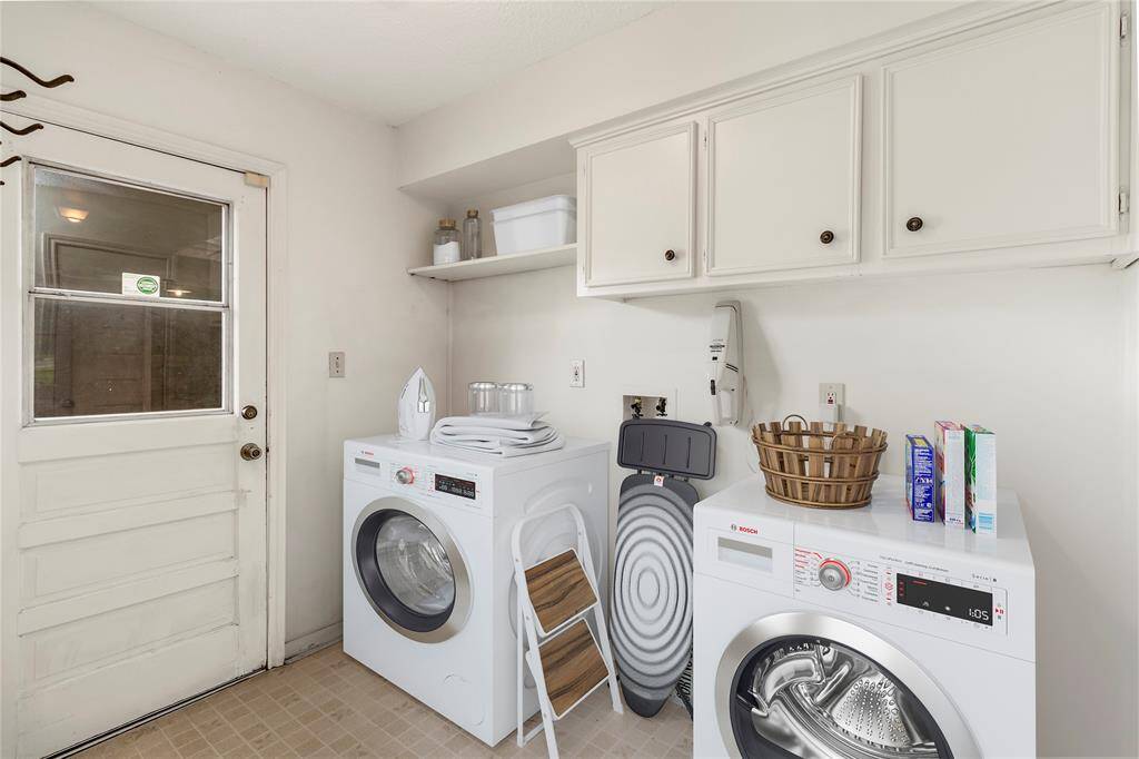 VIRTUALLY STAGED PHOTO! Laundry Room w/Door to Covered Walkway to the Detached Garage! Connects to the Breakfast Room & Guest Bath!