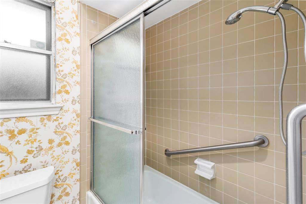 Owner's Ensuite Bath with Tub/Shower combination! Could be converted to Walk-in Shower!