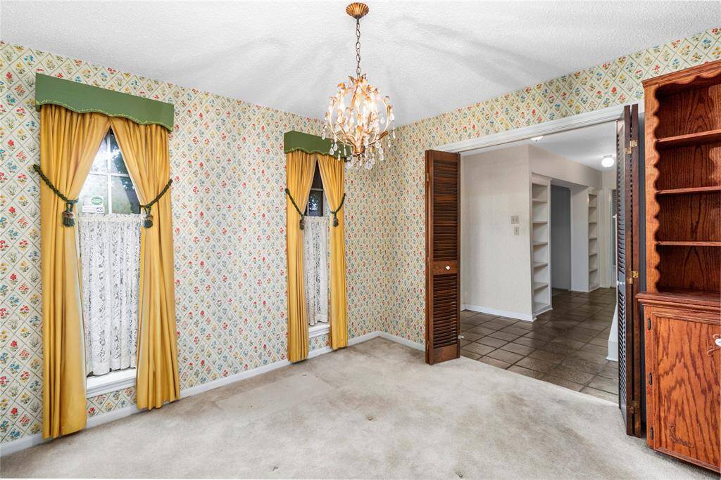 Formal Dining Room w/Chrystal Chandelier! Connects to Entry Hall & Kitchen!
