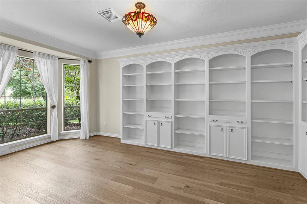Home office with built-ins