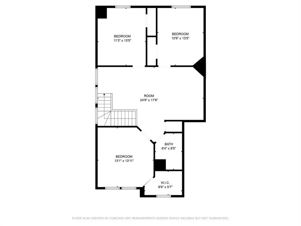 This floor plan features three bedrooms, a spacious central room, a bathroom, and a walk-in closet. The layout is open and functional, ideal for comfortable living.
