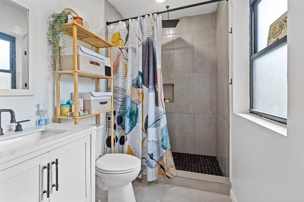 Primary en-suite bathroom