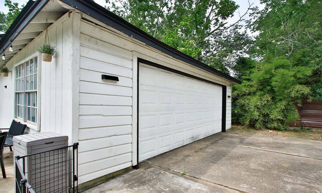 Oversized 3+ car garage - tons of storage space