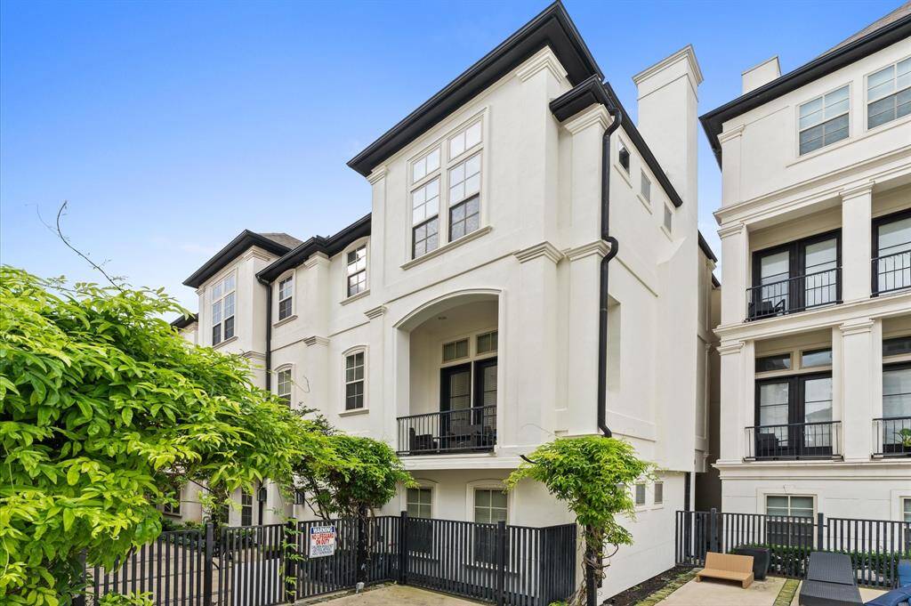 Welcome to 729 Live Oak, ideally located in vibrant EaDo.
