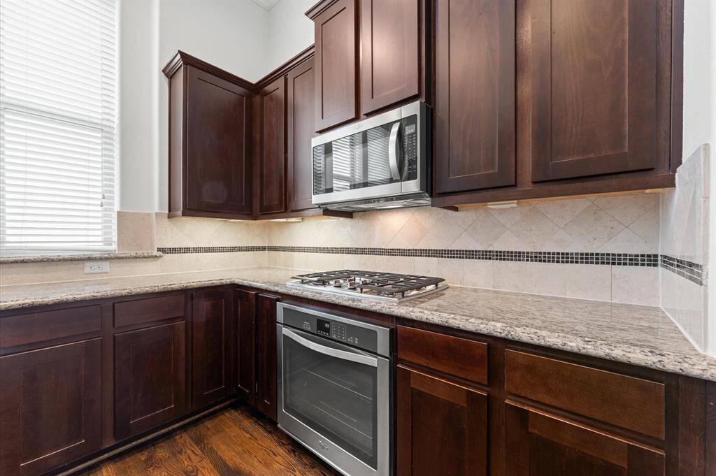 Kitchen equipped with a high-performance gas cooktop