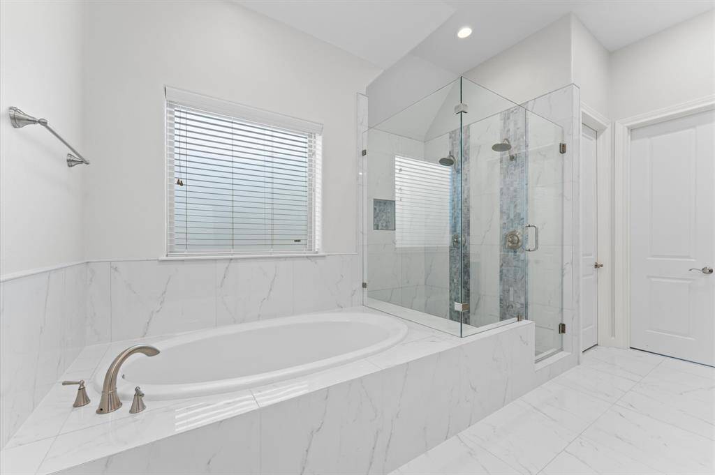 Frameless glass shower.