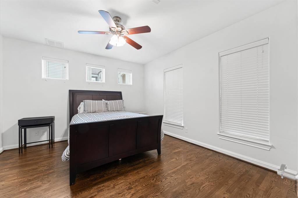 First-floor bedroom with  en-suite bathroom.