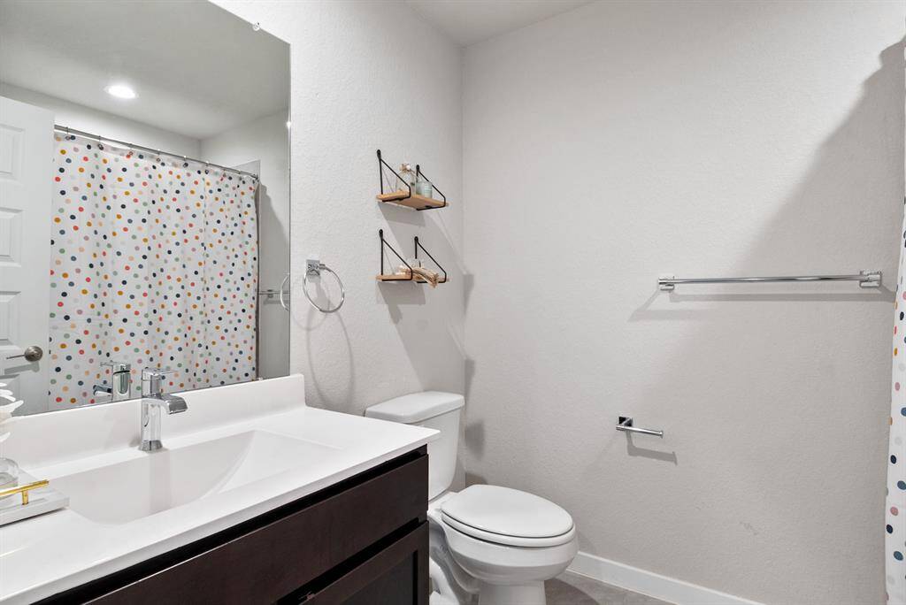 A well-appointed three-piece guest bathroom, providing comfort and functionality for family or guests.