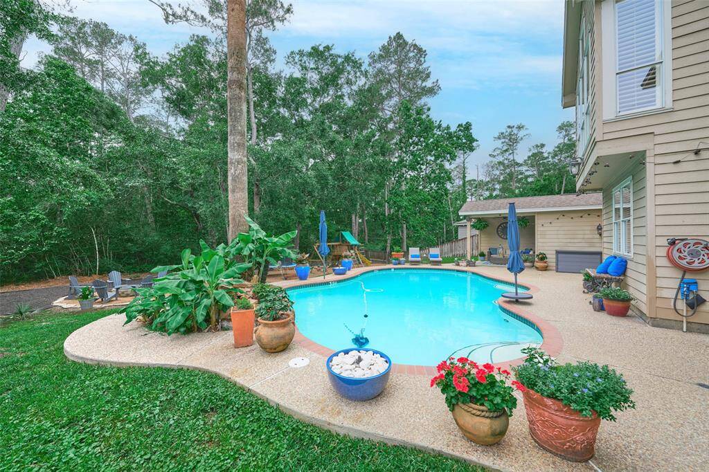 Yes, the yard extends all the way to the fence behind the natural area behind the play area!