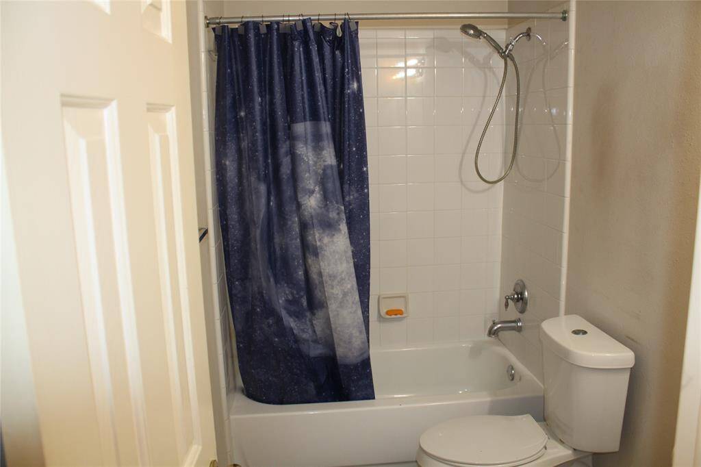 Full secondary bathroom.