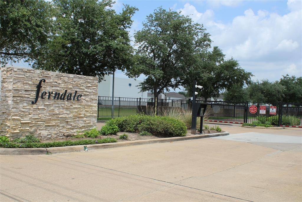 Well maintained gated community close to 249, Sam Houston Tollway, Pridgeon stadium, and shopping/entertainment.