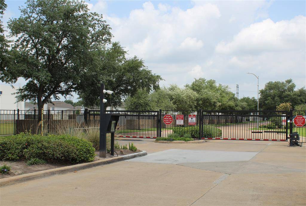 Well maintained gated community close to 249, Sam Houston Tollway, Pridgeon stadium, and shopping/entertainment.