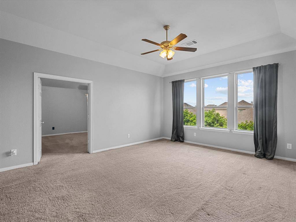 Large secondary bathroom upstairs