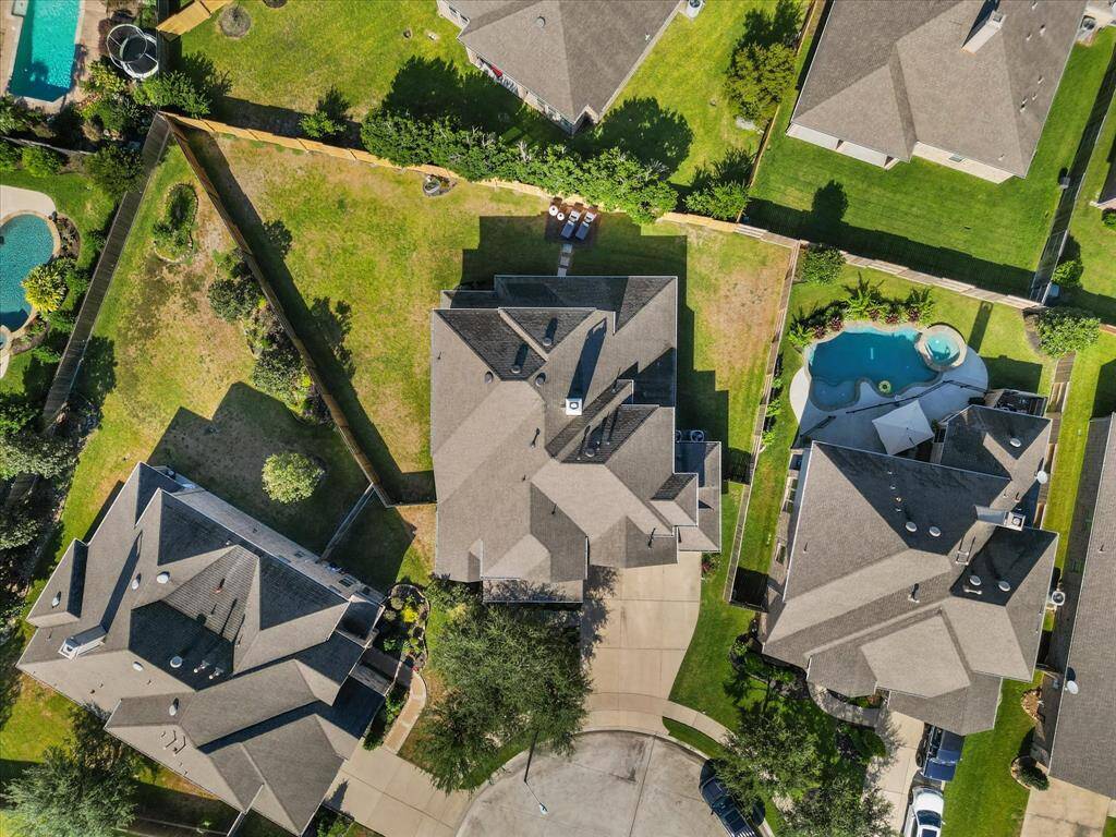 Large lot with plenty of room for a pool