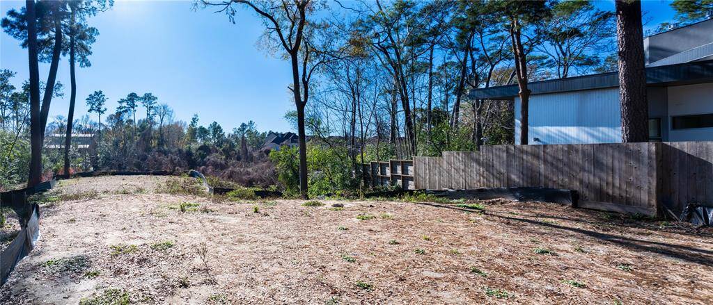 Plenty of space to build a 5,000-6,000 square foot home!