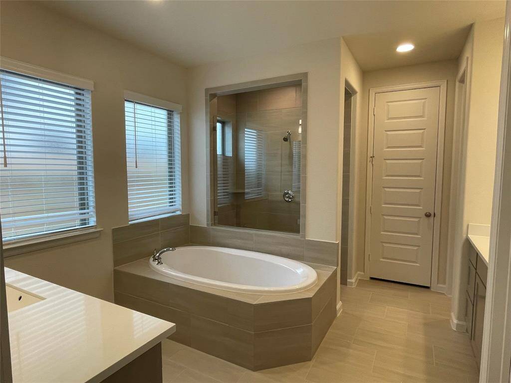 Soaking big size tub, Separate double vanities and plenty of natural light. Enjoy your everyday Luxury Shower time.