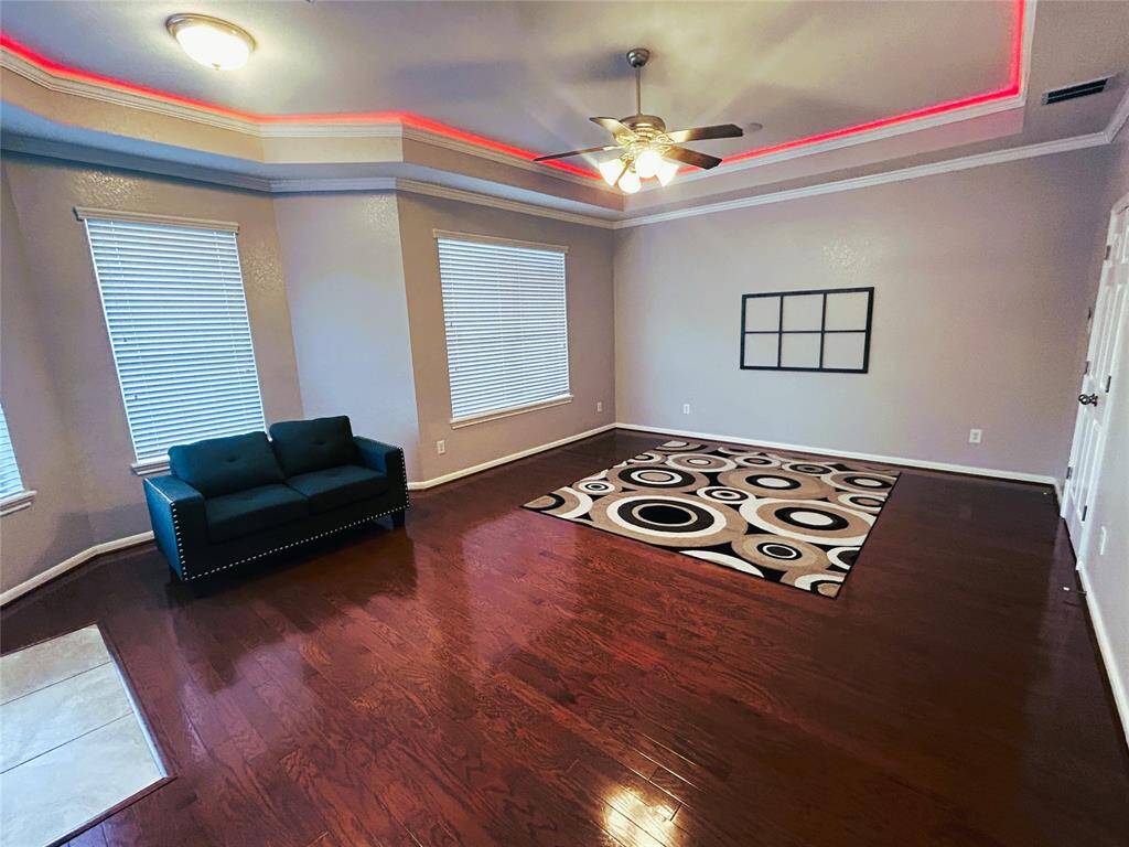 Very spacious primary bedroom
