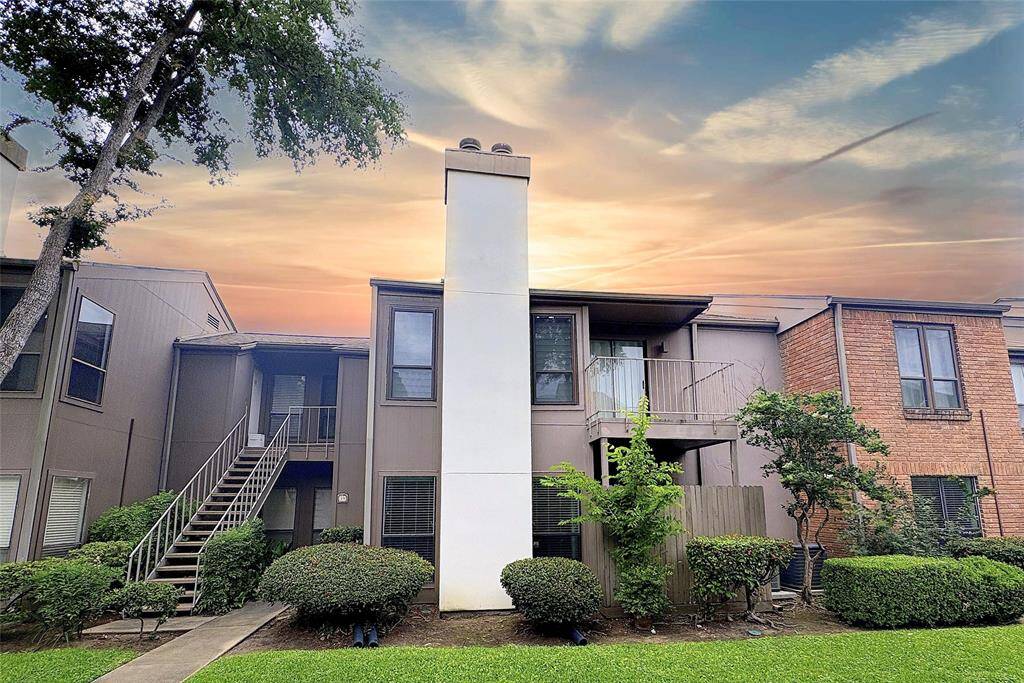 1201 Bering Dr. is located in Seven Oaks, a quiet and peaceful subdivision in the otherwise bustling Galleria and Tanglewood area. The condo has been renovated.
