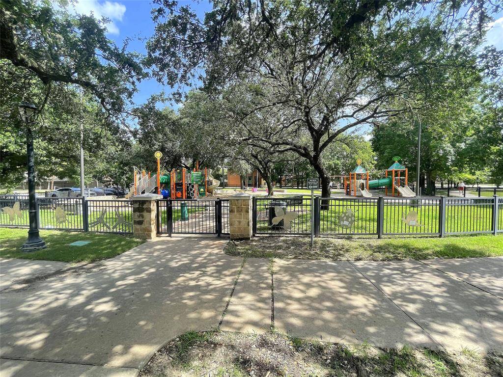 The property is walk distance to the beautiful Tanglewood Park, with a tennis court, gazebo, dog park, and playground. A great way to spend the day outdoors!
