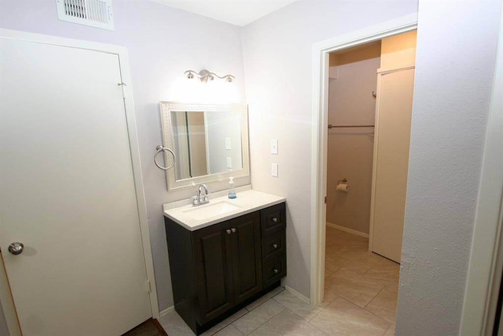New updated sink and mirror.