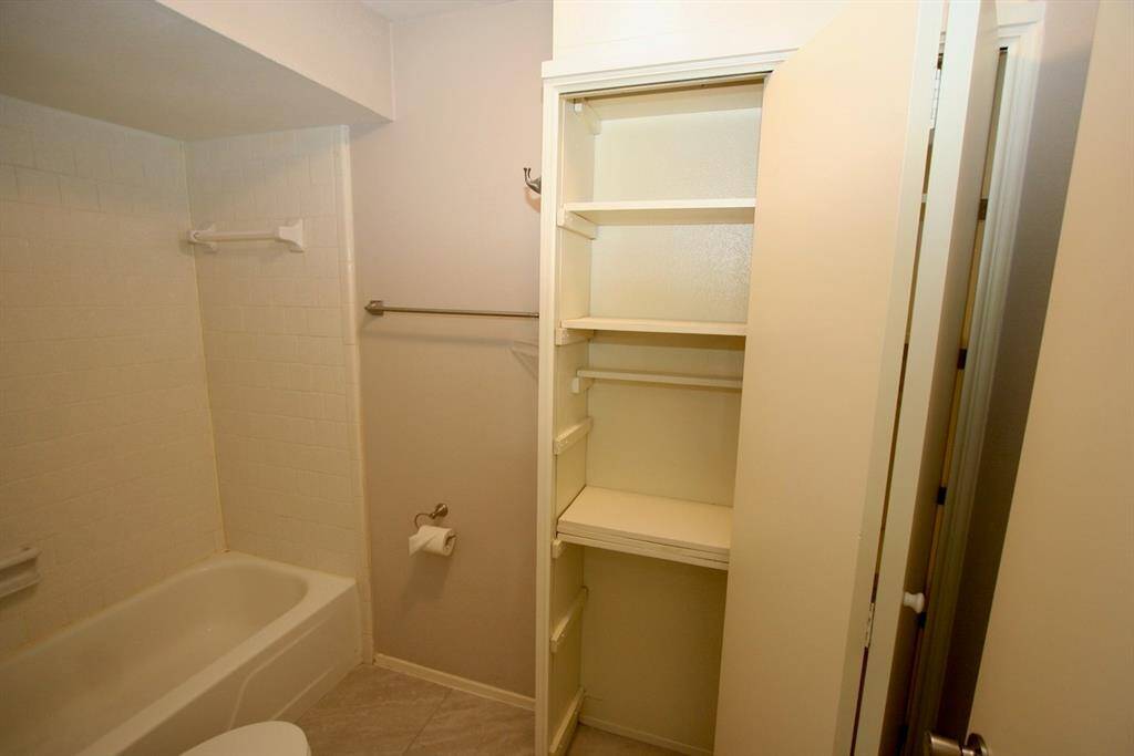 Full bath and storage accessories.