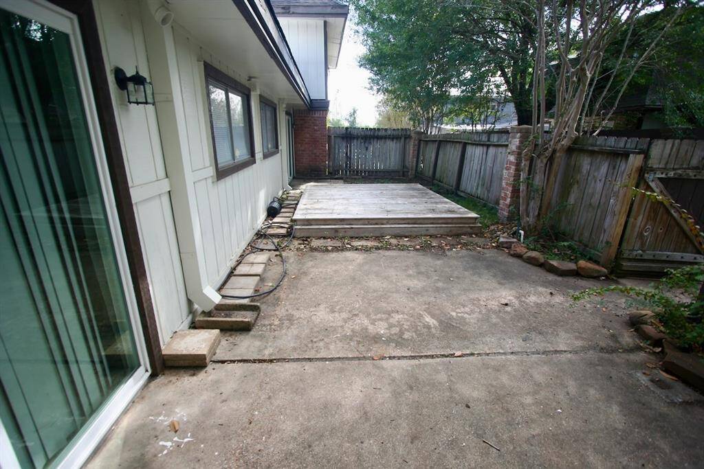 Raised deck area. Ready to BBQ.
