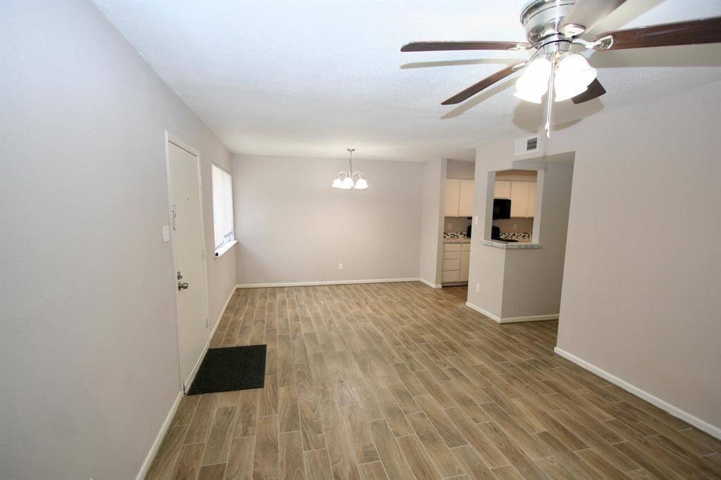 Dining Room area next to Kitchen. New kitchen table lamp.