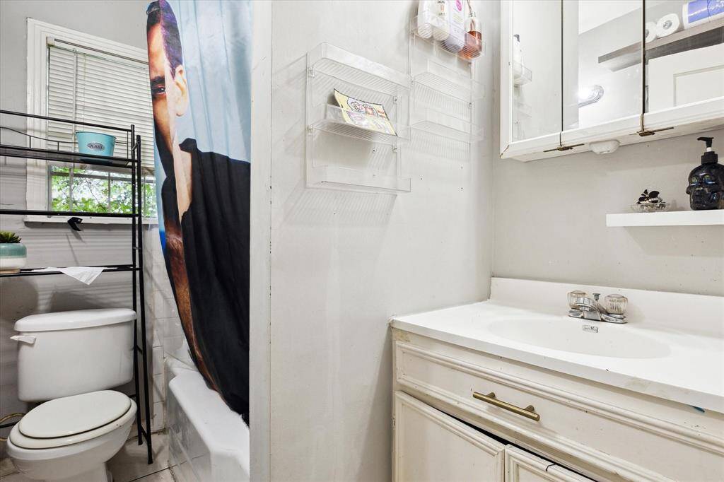 View of bathroom - includes tub/shower combo