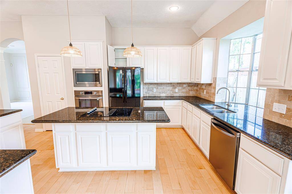 You will love cooking in this kitchen. Refrigerator included.