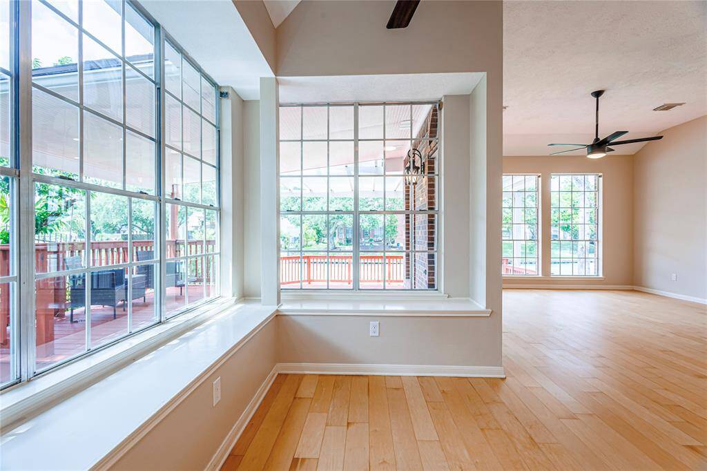 Cheerful breakfast room.