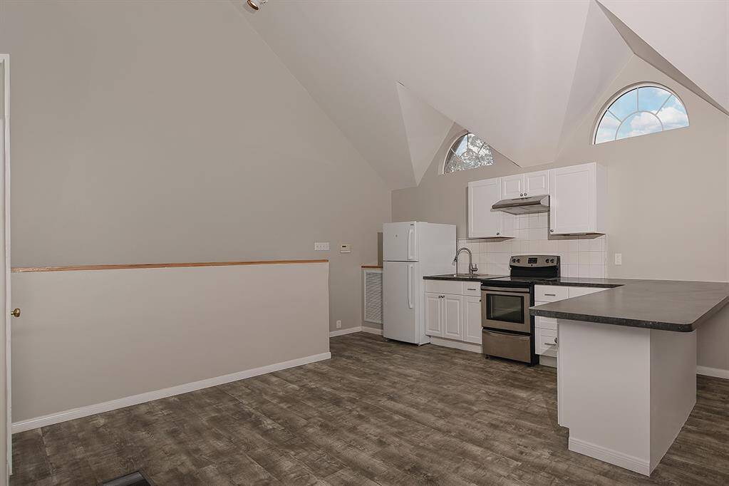 Garage Apartment Has Full Kitchen & washer, dryer!